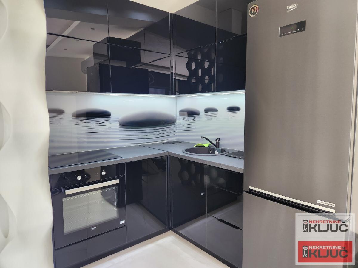 KOD ŽELEZNIČKE STANICE, 86m2-ukupne 140m2, Četvorosoban-Penthouse, Lux 9