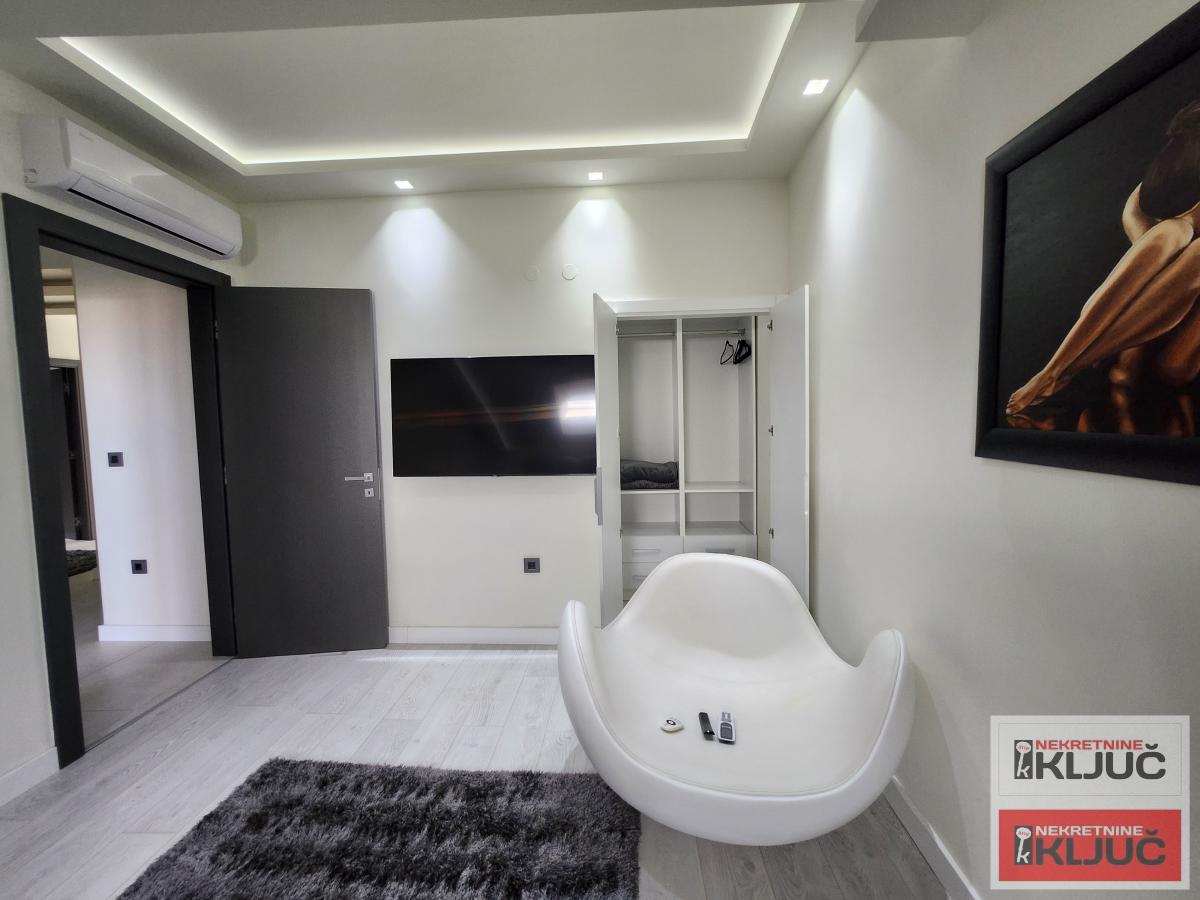 KOD ŽELEZNIČKE STANICE, 86m2-ukupne 140m2, Četvorosoban-Penthouse, Lux 22