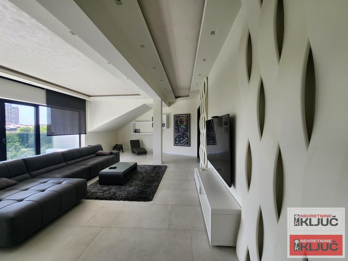 KOD ŽELEZNIČKE STANICE, 86m2-ukupne 140m2, Četvorosoban-Penthouse, Lux 25
