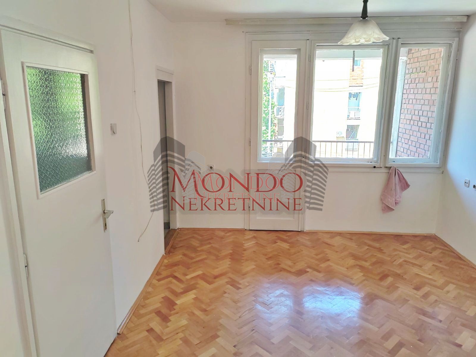 Izdaje se dvosoban nenamešten  stan 1