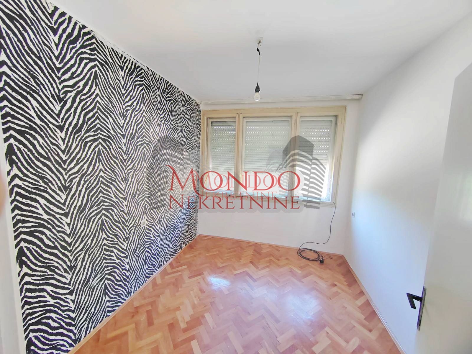 Izdaje se dvosoban nenamešten  stan 4