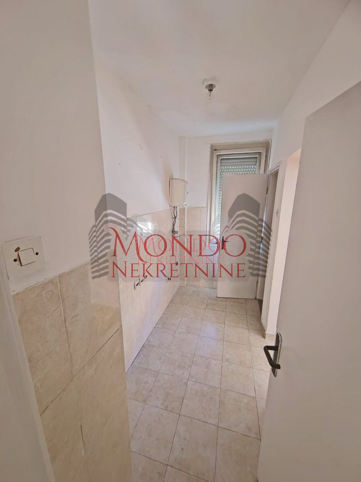 Izdaje se dvosoban nenamešten  stan 6