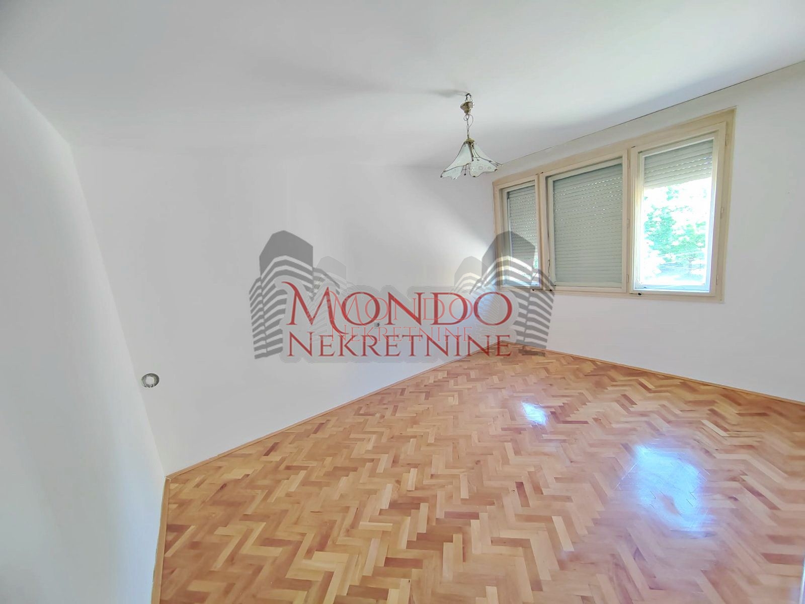 Izdaje se dvosoban nenamešten  stan 2