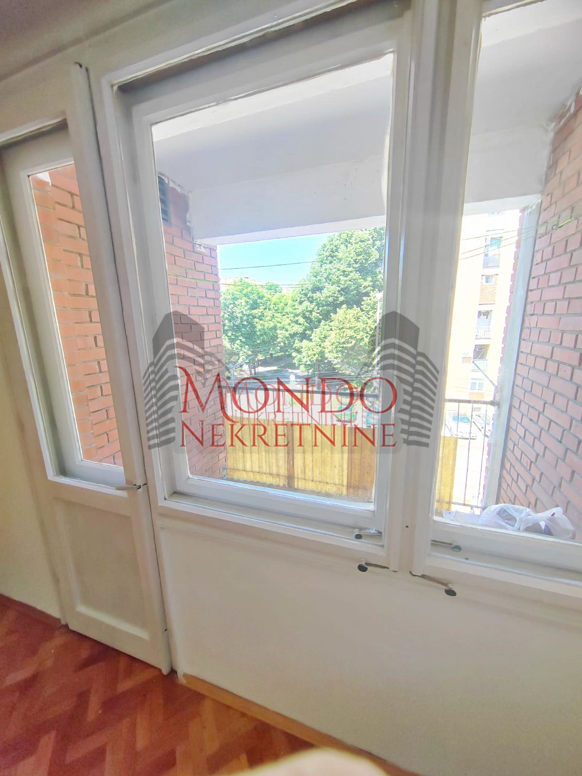 Izdaje se dvosoban nenamešten  stan 5