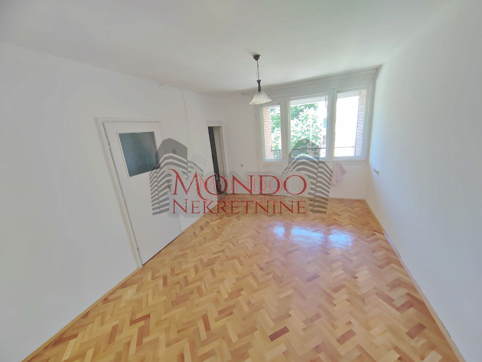 Izdaje se dvosoban nenamešten  stan 3