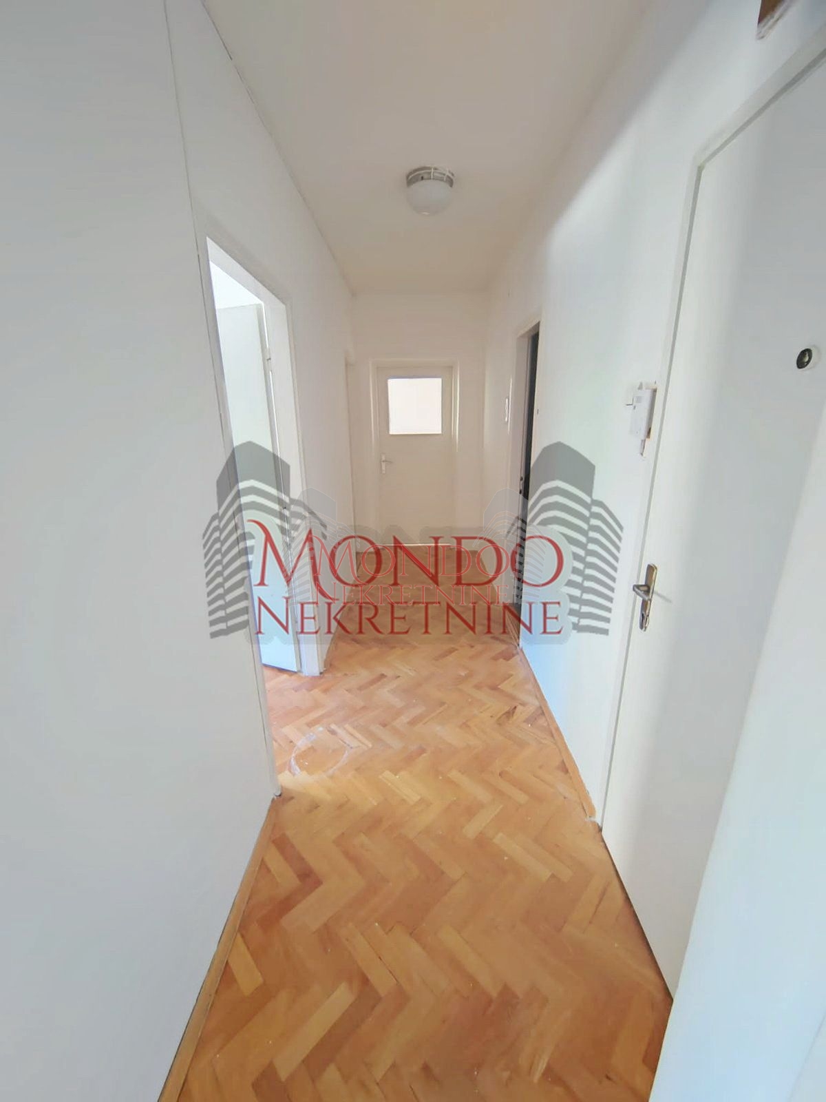 Izdaje se dvosoban nenamešten  stan 7