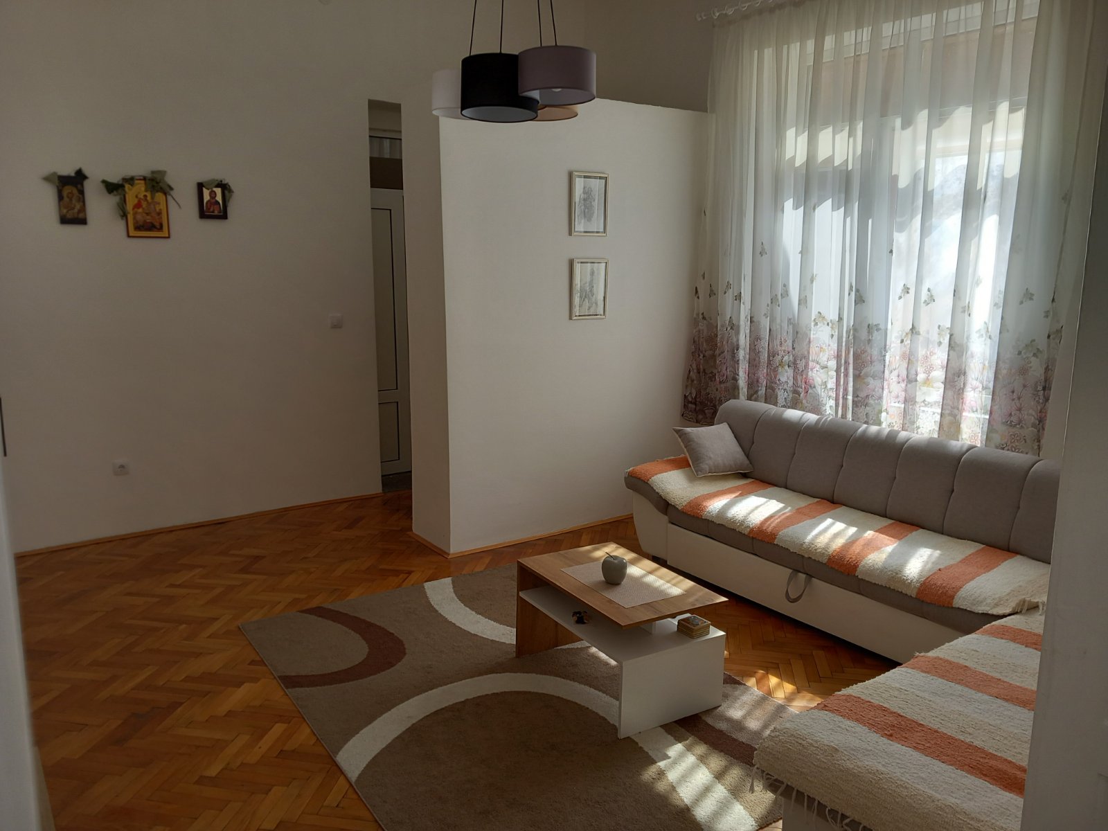 Издајем стан у центру Вршца 19