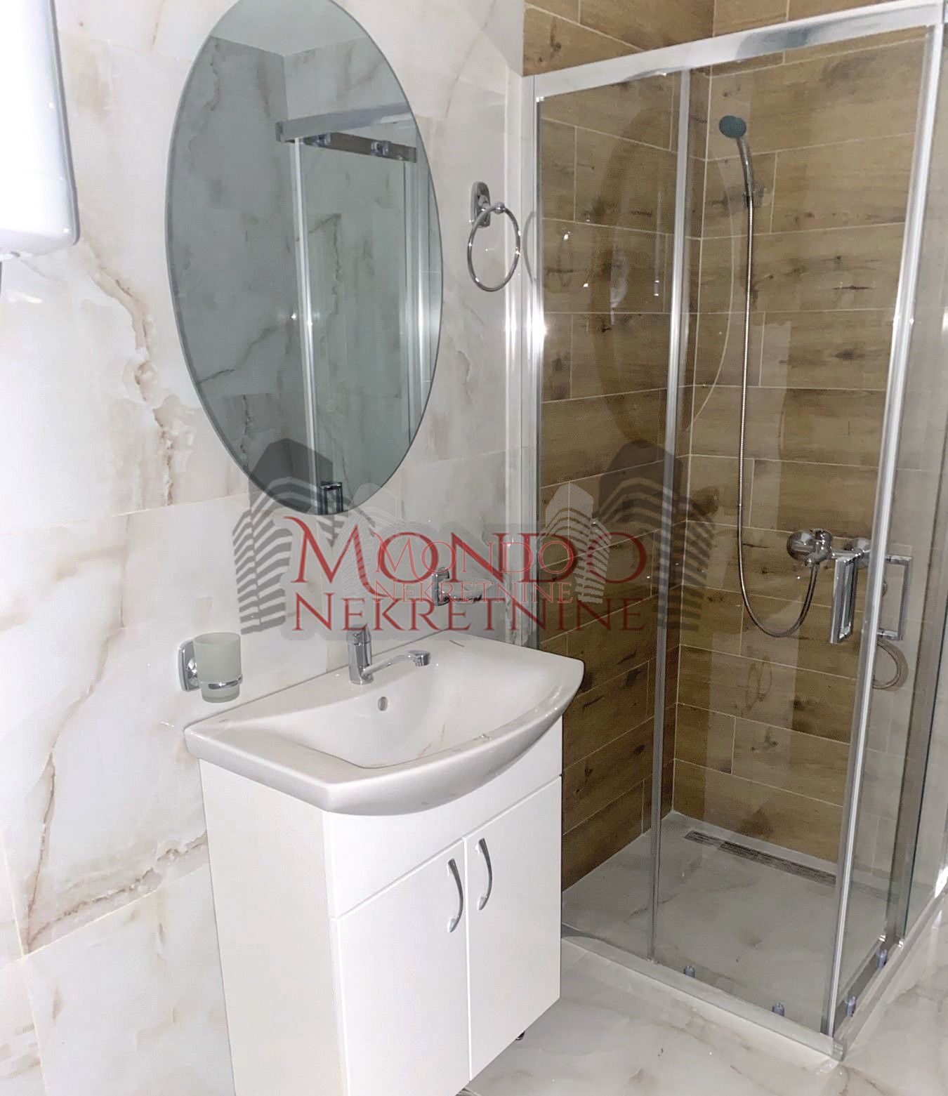 Luks jednoiposoban stan kod Doma zdravlja 10