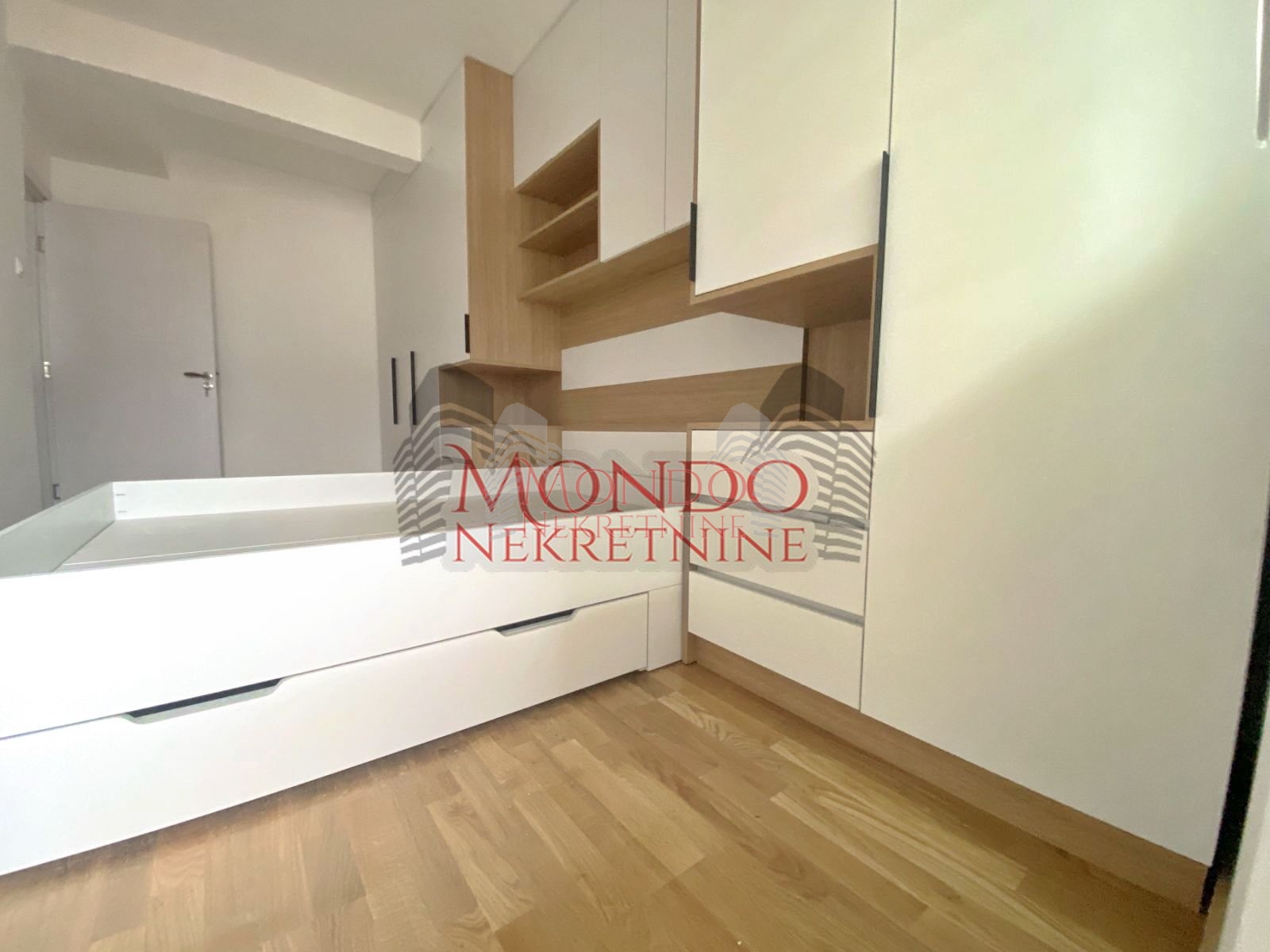 Luks jednoiposoban stan kod Doma zdravlja 8