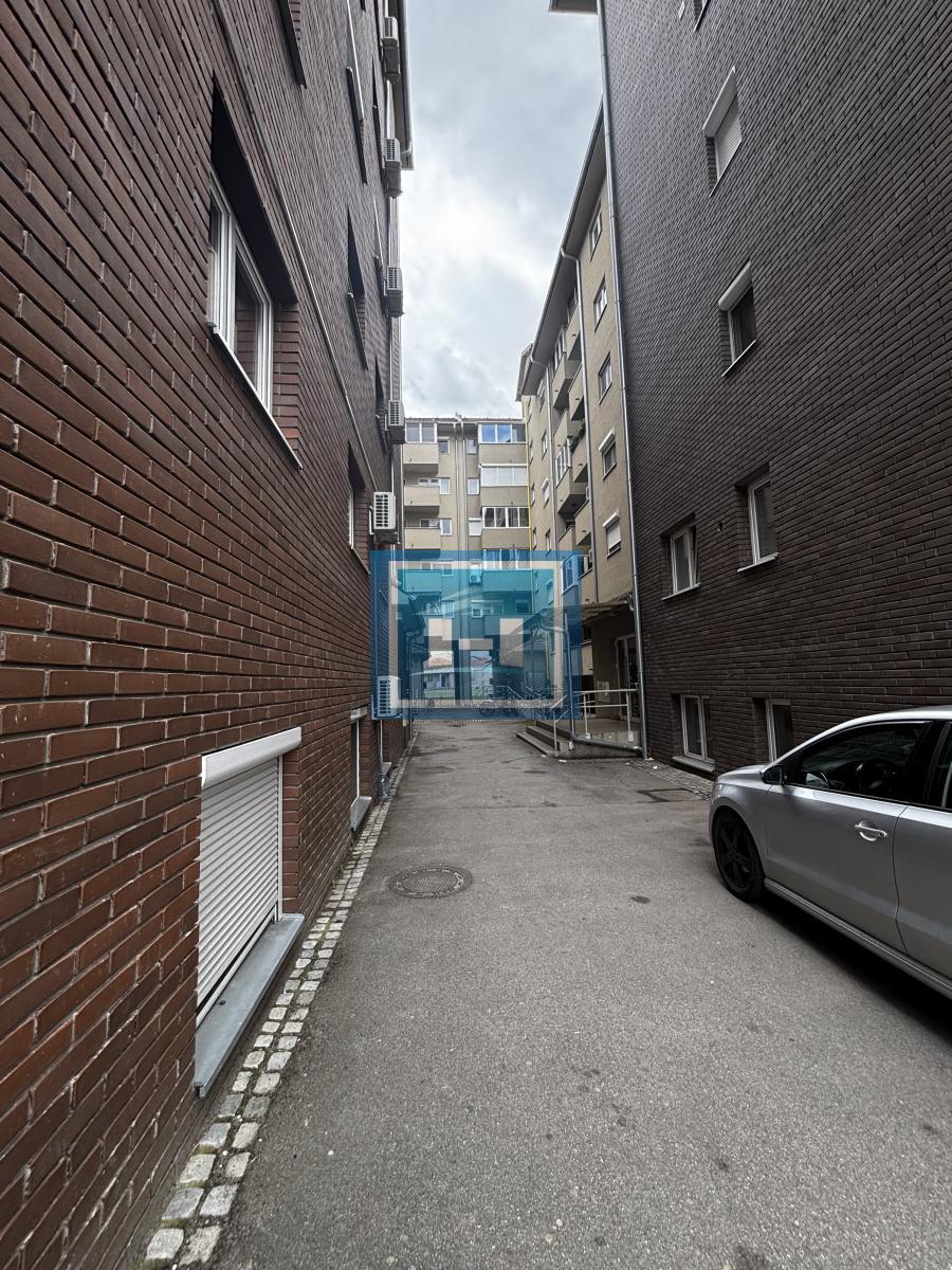 IZUZETAN STAN ZA POSLOVNI PROSTOR ILI PORODIČNO STANOVANJE 12