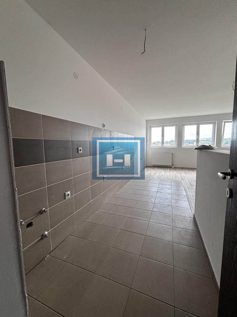 IZUZETAN STAN ZA POSLOVNI PROSTOR ILI PORODIČNO STANOVANJE 7