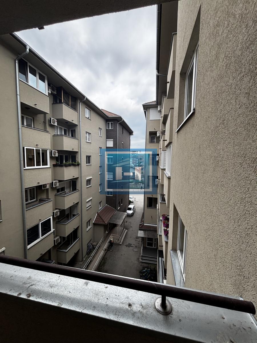 IZUZETAN STAN ZA POSLOVNI PROSTOR ILI PORODIČNO STANOVANJE 16