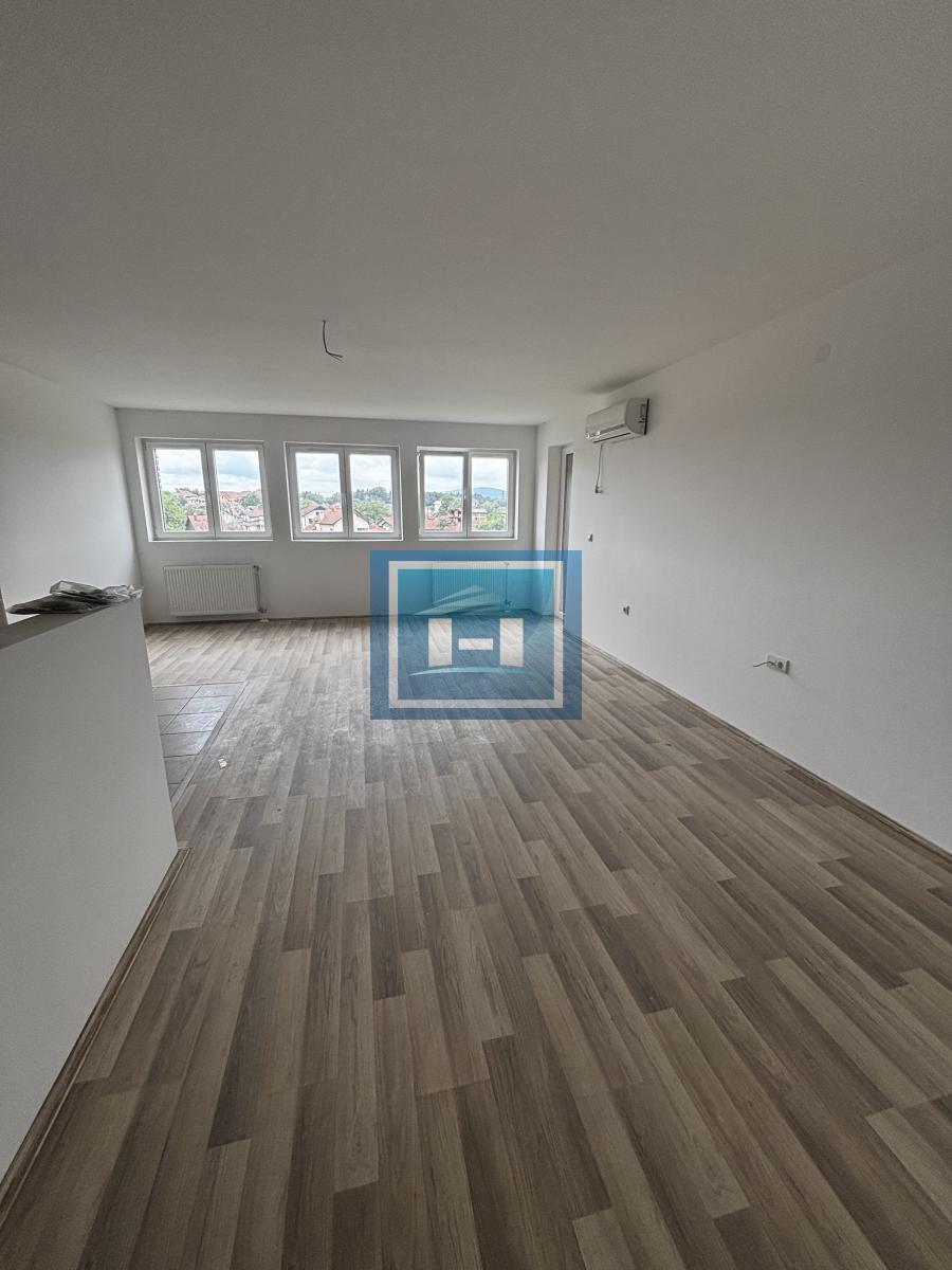 IZUZETAN STAN ZA POSLOVNI PROSTOR ILI PORODIČNO STANOVANJE 4