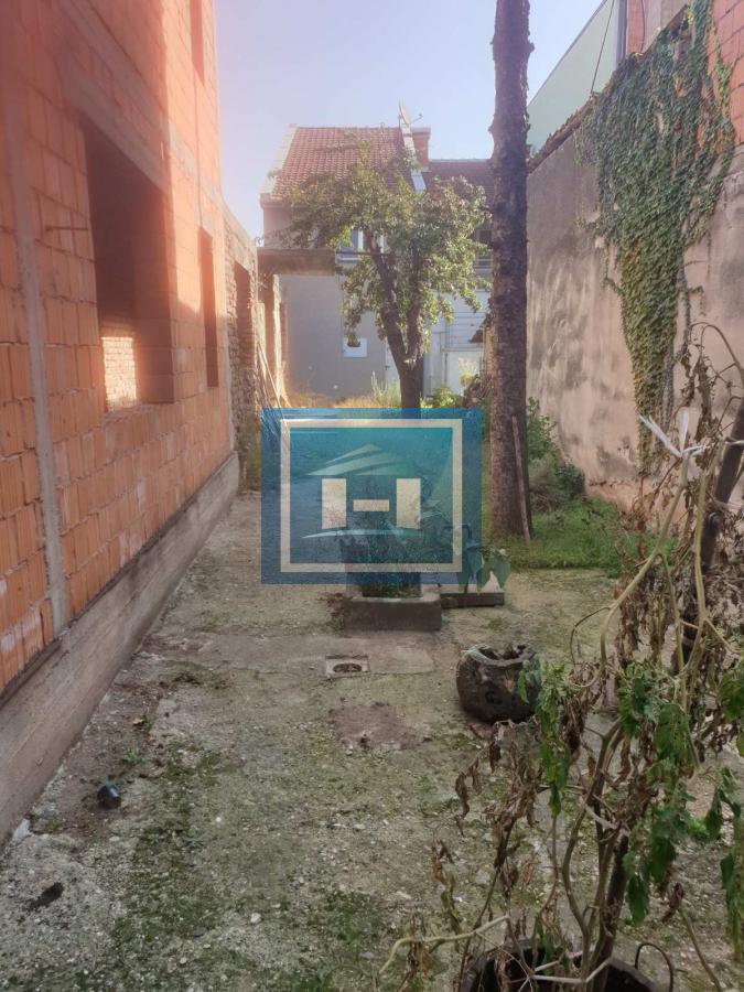 Plac na izuzetnoj lokaciji sa upisanim objektom 6