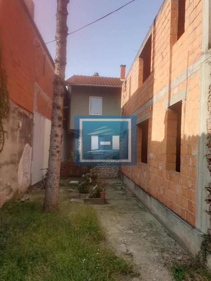 Plac na izuzetnoj lokaciji sa upisanim objektom 2