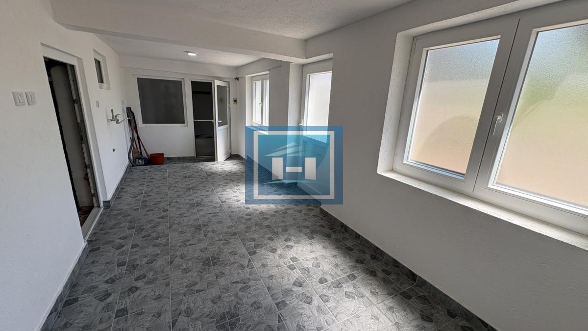 Na prodaju seosko domaćinstvo – dve renovirane kuće na placu od 169.83 ari 23