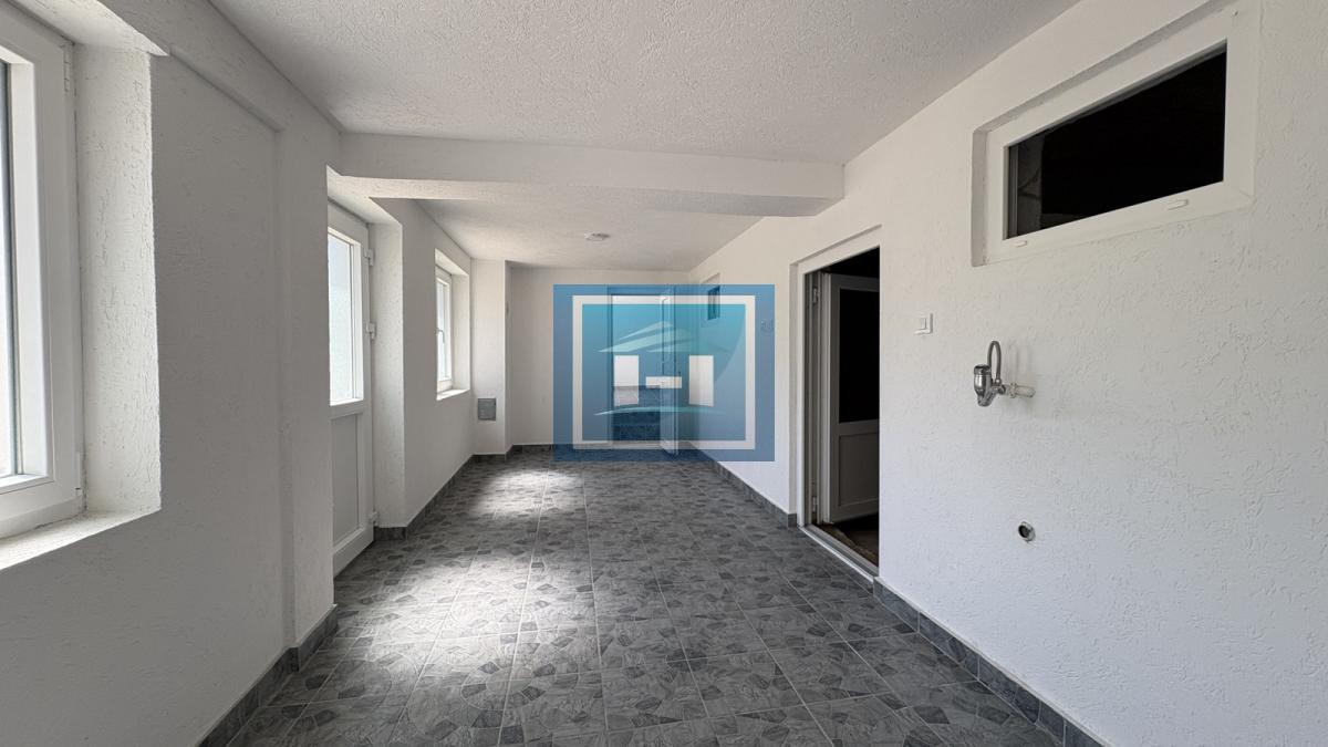 Na prodaju seosko domaćinstvo – dve renovirane kuće na placu od 169.83 ari 25