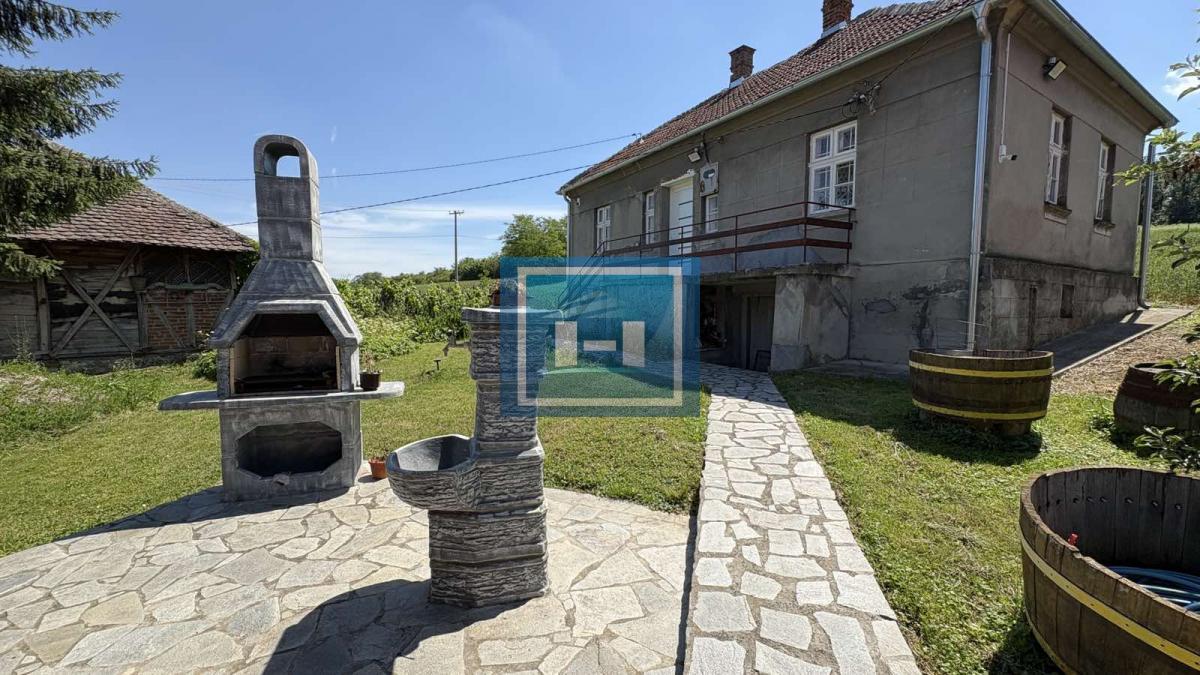 Na prodaju seosko domaćinstvo – dve renovirane kuće na placu od 169.83 ari 28