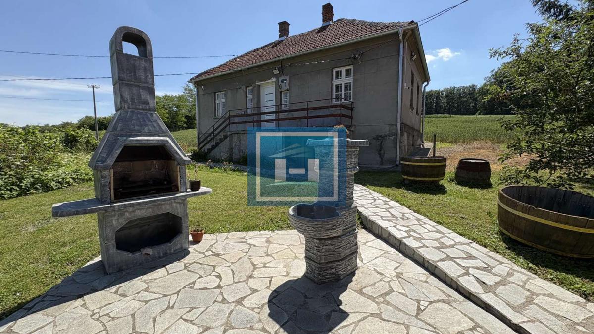 Na prodaju seosko domaćinstvo – dve renovirane kuće na placu od 169.83 ari 29
