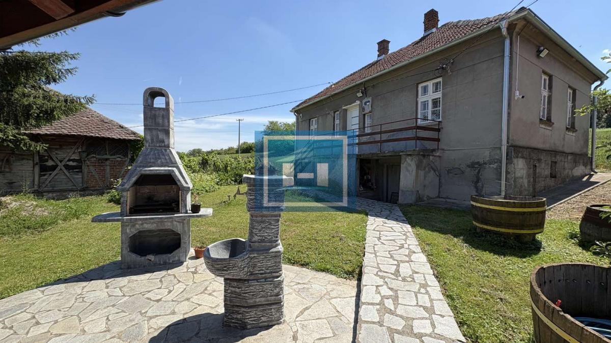 Na prodaju seosko domaćinstvo – dve renovirane kuće na placu od 169.83 ari 30
