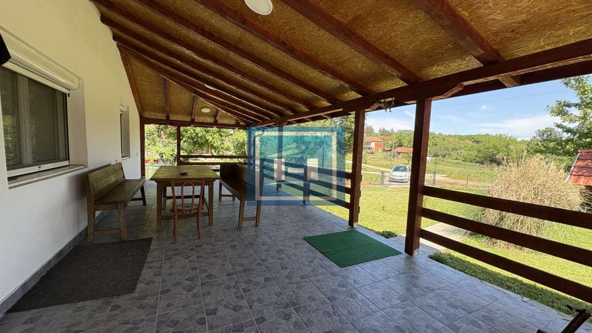 Na prodaju seosko domaćinstvo – dve renovirane kuće na placu od 169.83 ari 10