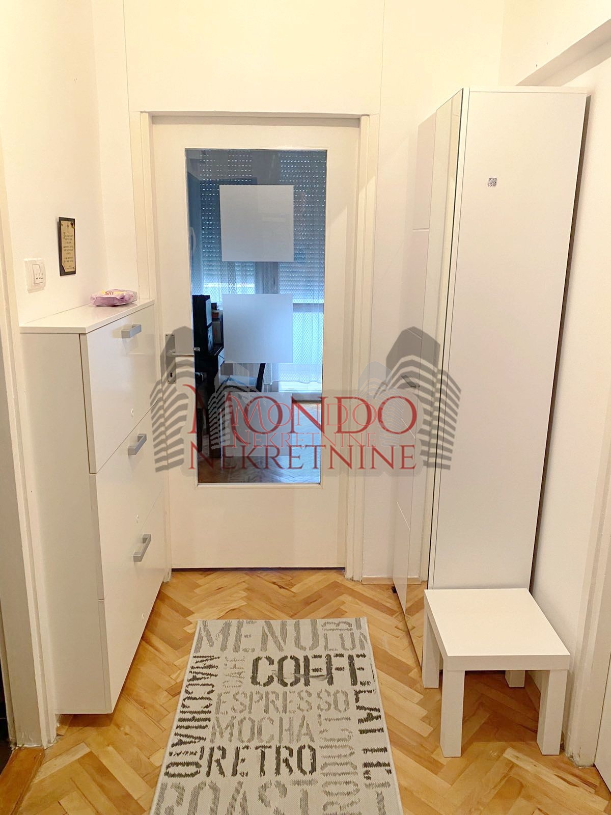 Renoviran dvosoban stan na Vizantijskom Bulevaru 8