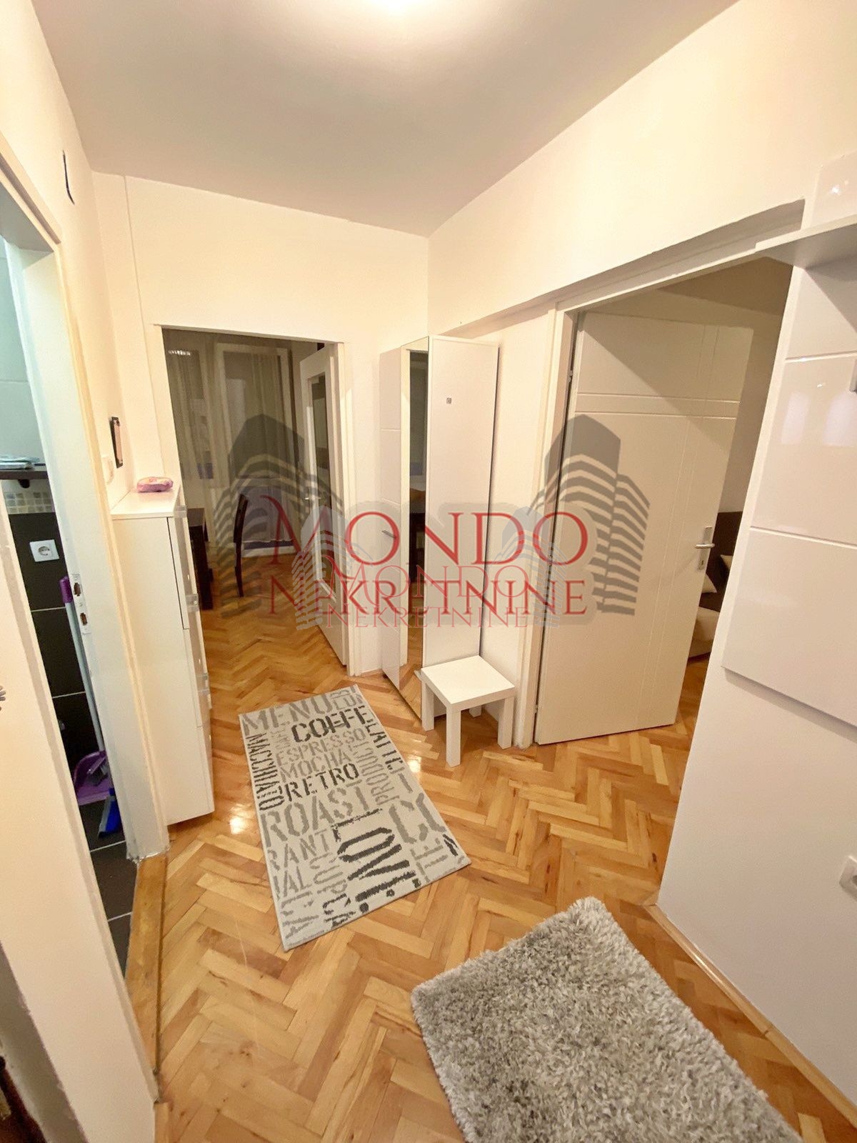 Renoviran dvosoban stan na Vizantijskom Bulevaru 7