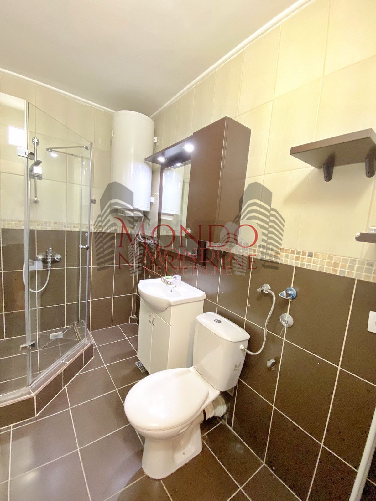 Renoviran dvosoban stan na Vizantijskom Bulevaru 9