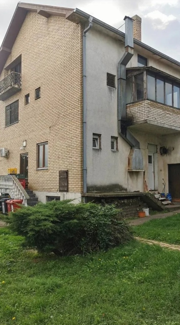 Kuca sa restoranom u Irigu 4