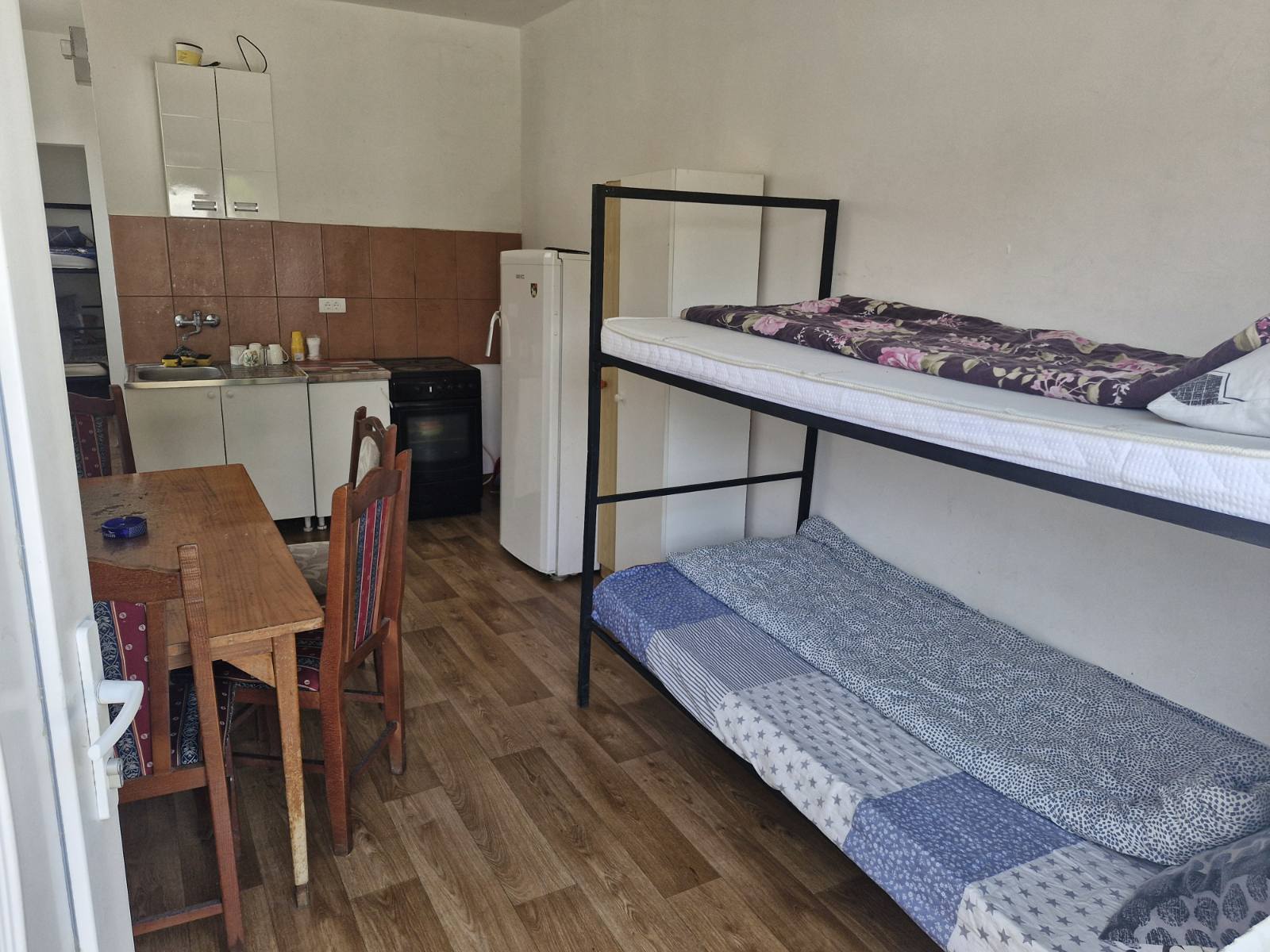 Izdajem smestaj za radnike u Dobanovcima 5