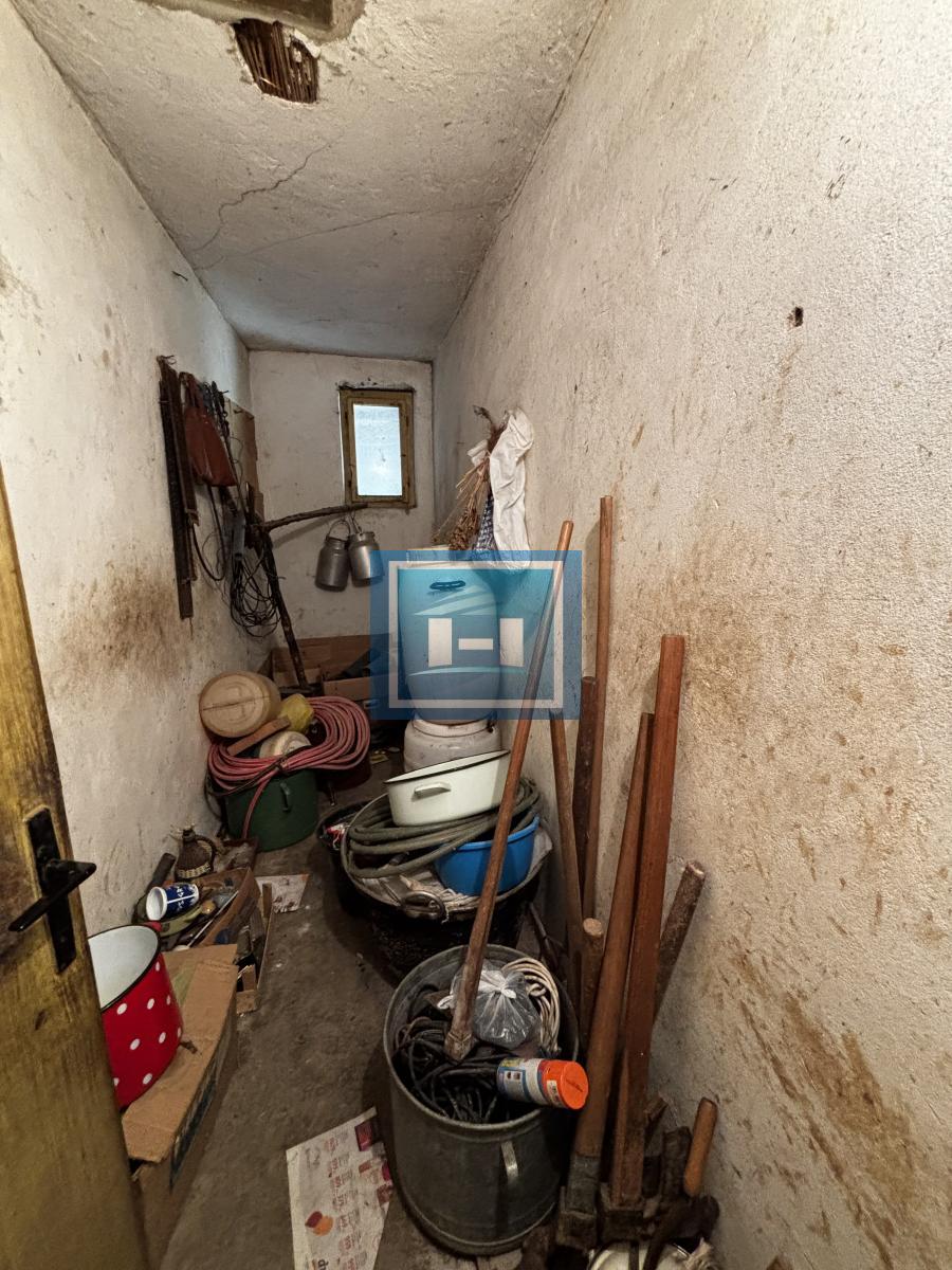 Kuća i plac na periferiji grada-Majur 13