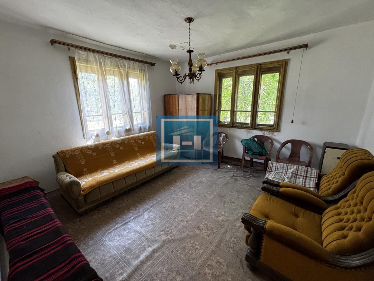 Kuća i plac na periferiji grada-Majur 10