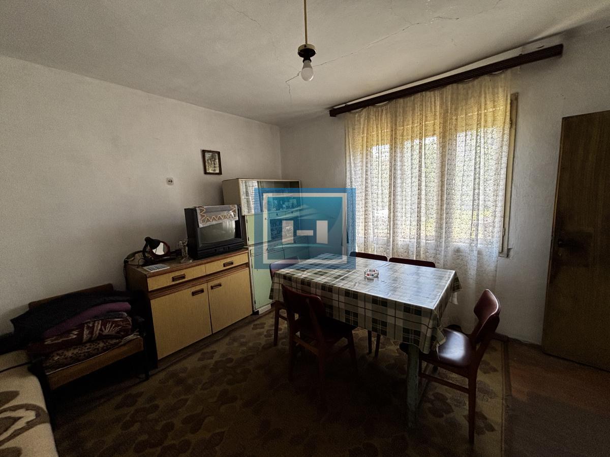 Kuća i plac na periferiji grada-Majur 11