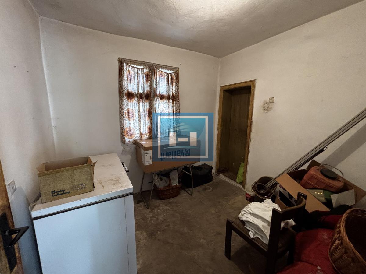 Kuća i plac na periferiji grada-Majur 12