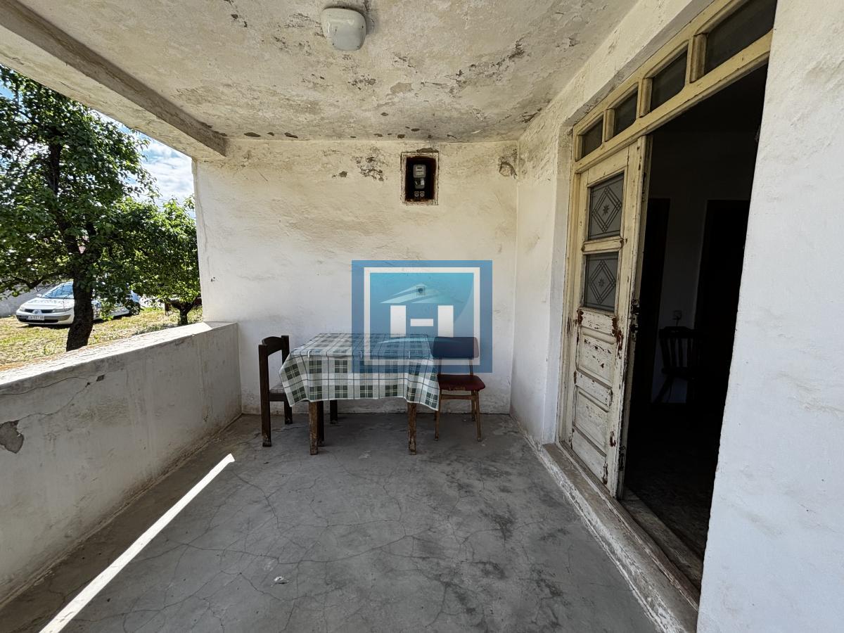 Kuća i plac na periferiji grada-Majur 7