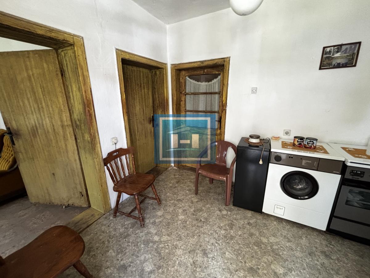 Kuća i plac na periferiji grada-Majur 8