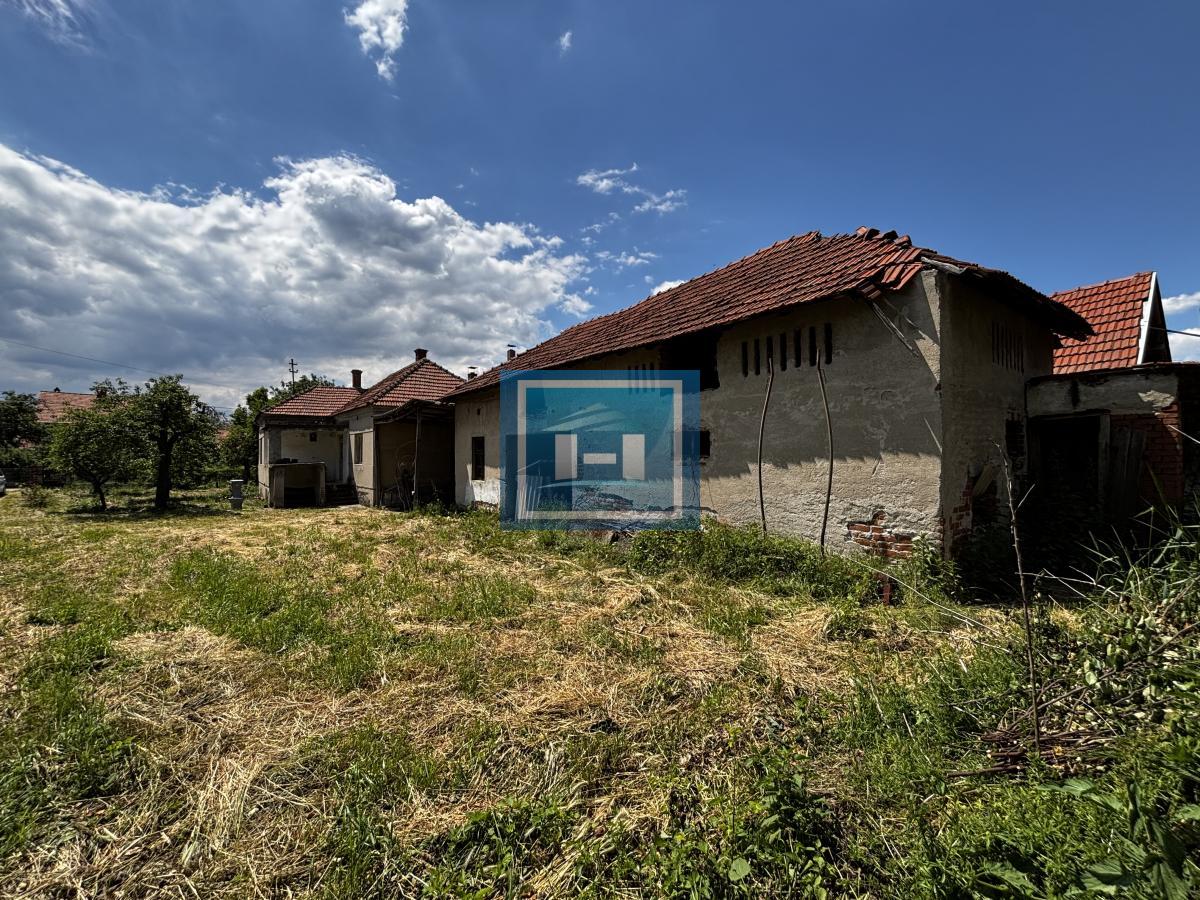 Kuća i plac na periferiji grada-Majur 3