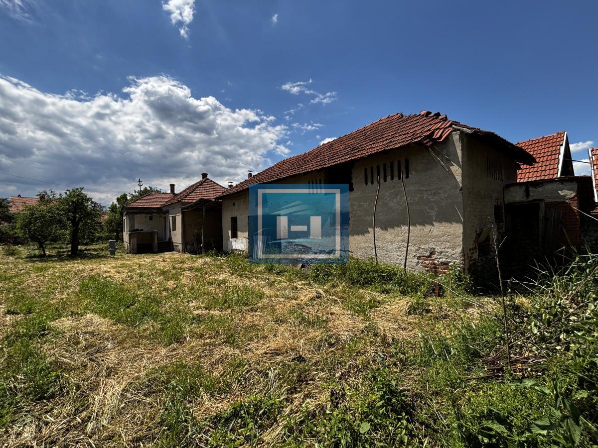 Kuća i plac na periferiji grada-Majur 4