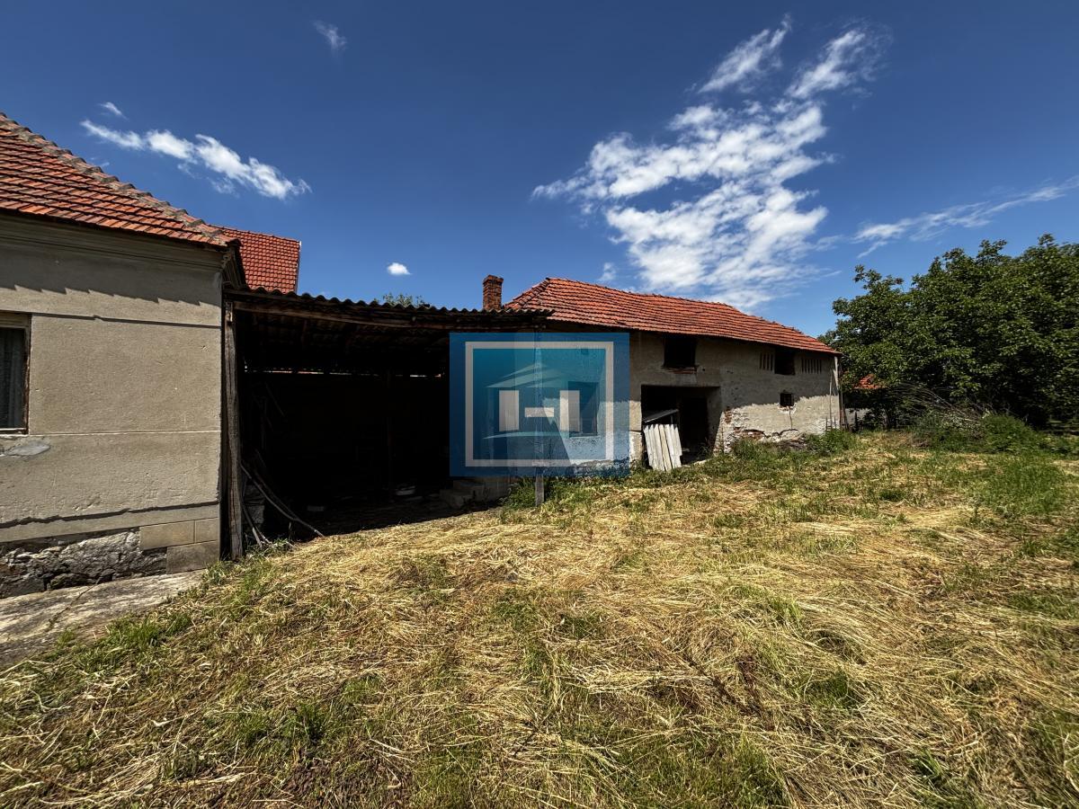 Kuća i plac na periferiji grada-Majur 5