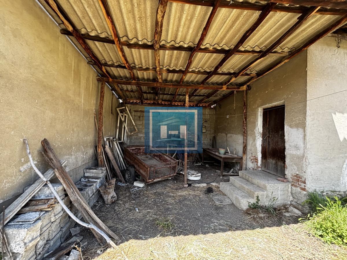 Kuća i plac na periferiji grada-Majur 6