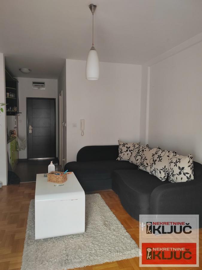 ADAMOVIĆEVO NASELJE, Garsonjera, Nameštena 1
