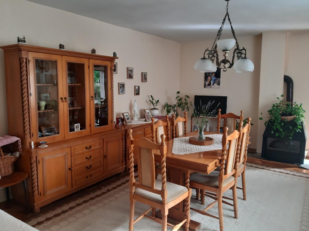 Veliki plac i kuća 1