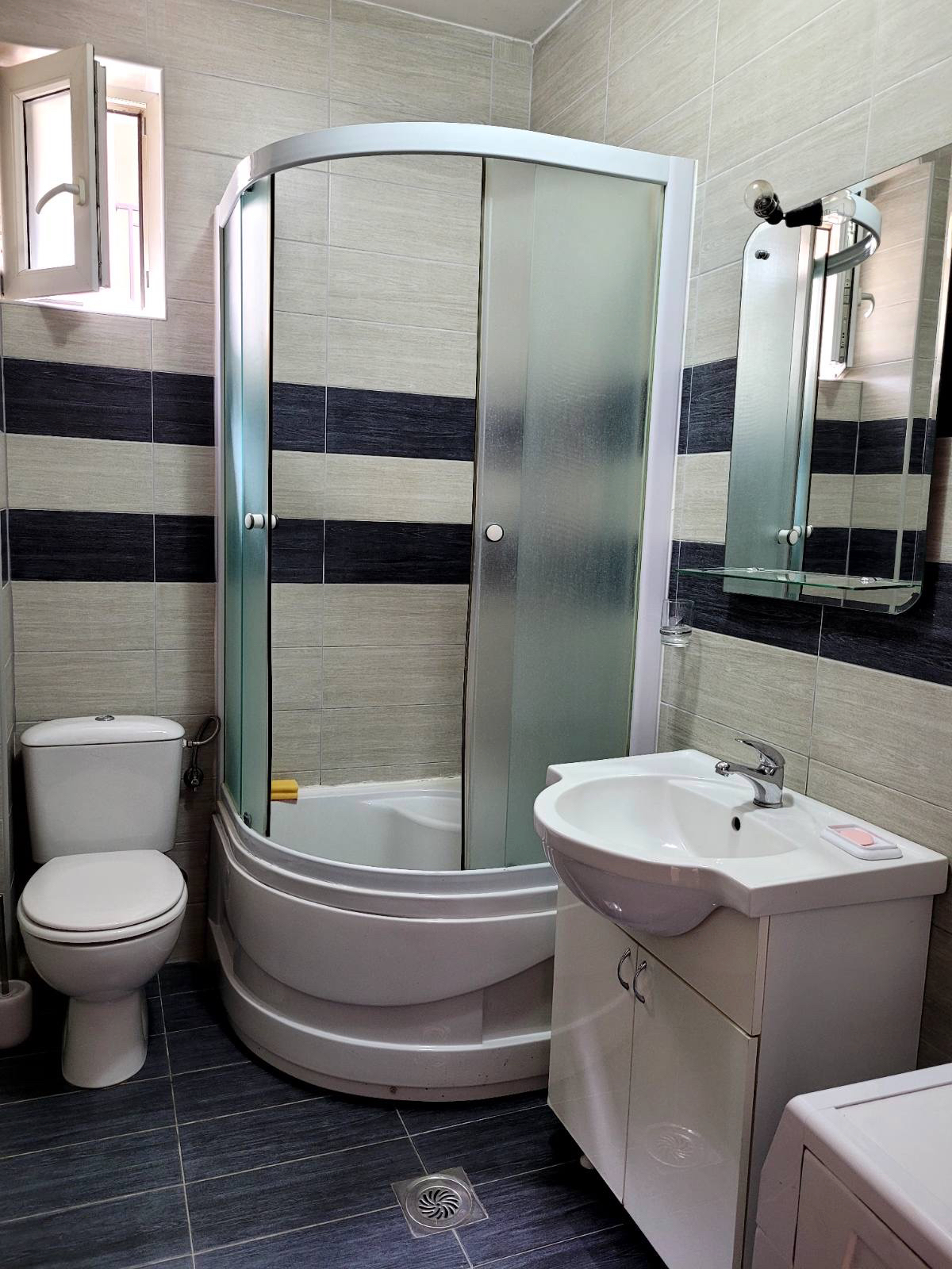 Lep dvosoban stan sa divnim pogledom 5