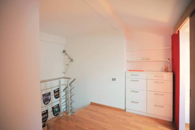 Renoviran 3 0 stan  dve etaže  Lomina ulica  138m2 4