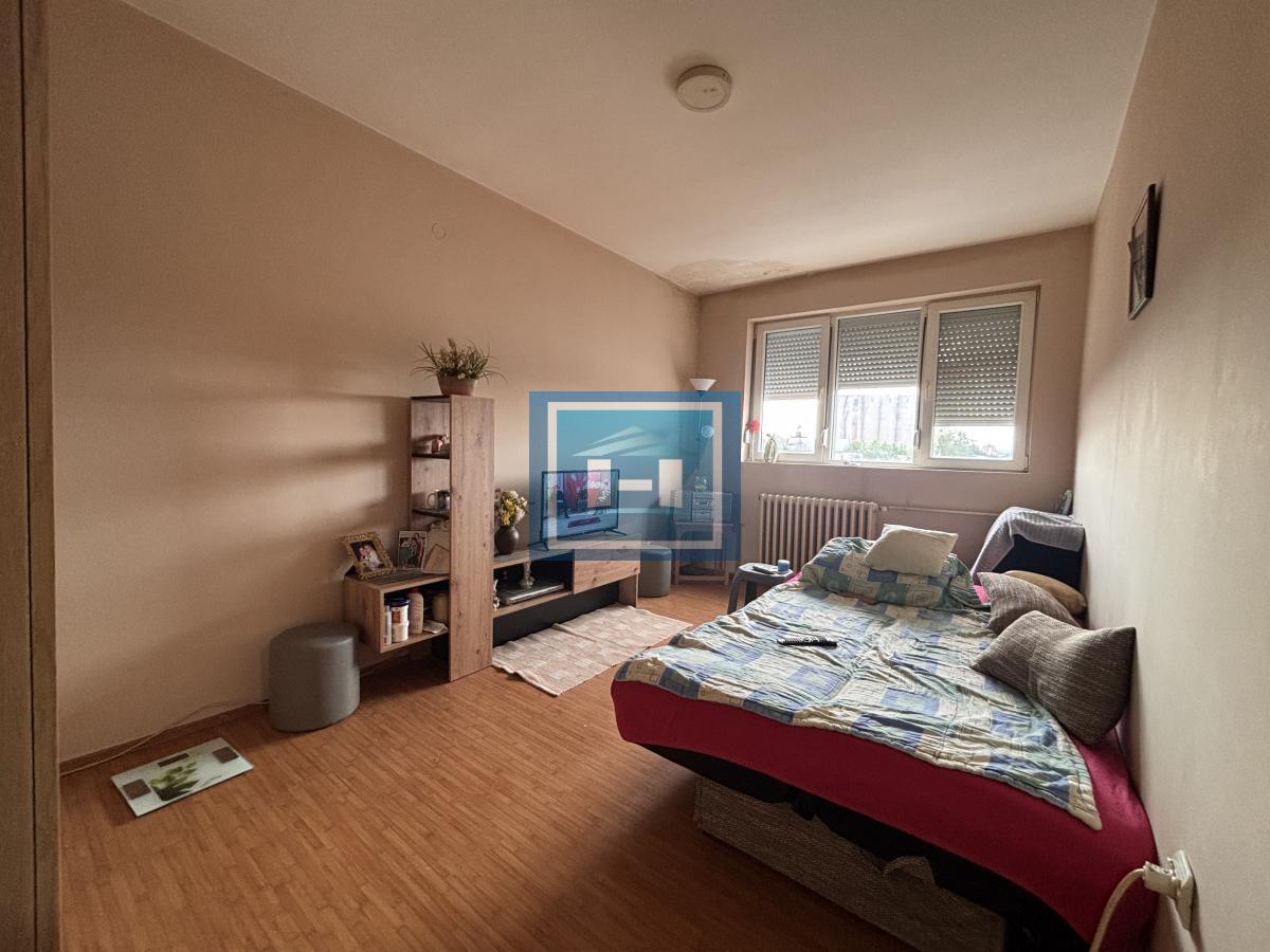 Na prodaju – Kompaktan stan sa velikom krovnom terasom i prelepim pogledom! 3