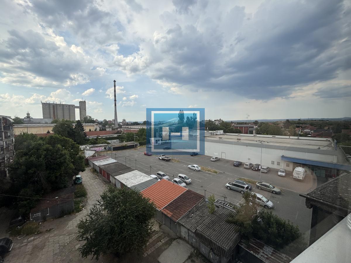 Na prodaju – Kompaktan stan sa velikom krovnom terasom i prelepim pogledom! 8