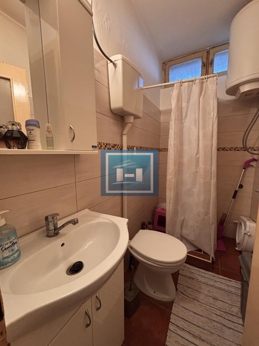 Na prodaju – Kompaktan stan sa velikom krovnom terasom i prelepim pogledom! 9