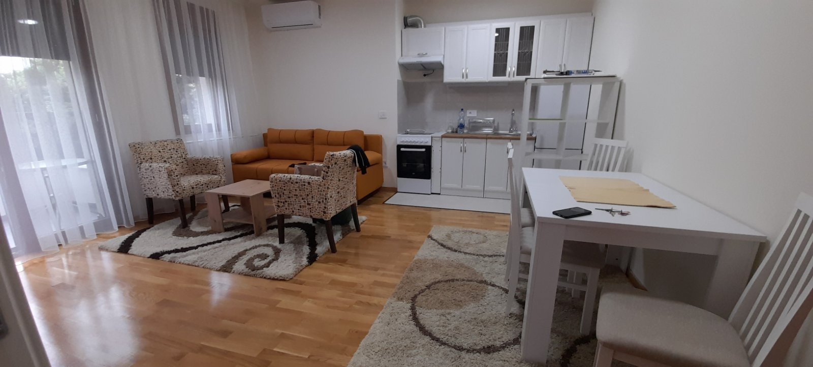 Izdaje se nov namestan stan  novogradnja  trosoban 1