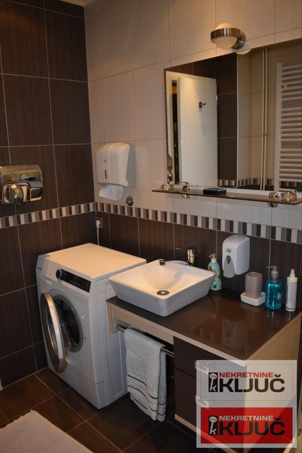 PETROVARADIN IZDAJE SE KUĆA ZA POSLOVNO-STAMBENE DELATNOSTI SA 2 PARKING MESTA 15