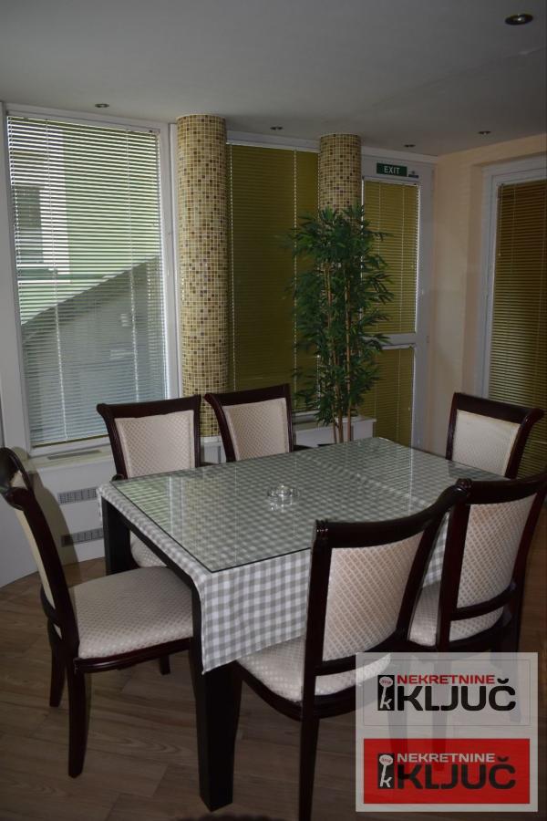 PETROVARADIN IZDAJE SE KUĆA ZA POSLOVNO-STAMBENE DELATNOSTI SA 2 PARKING MESTA 16